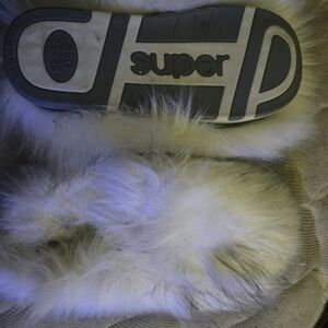 Womens Furry White Slippers With Bpack Tips